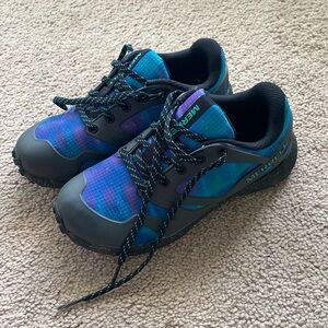 Girls Merrell hiking shoe space